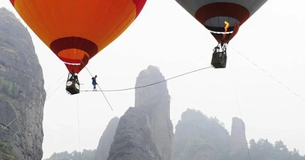 Воздушный шар падает. Воздушный шар на тросе. Управляемый воздушный шар. Канатоходец гифка. Спортивный воздушный шар.
