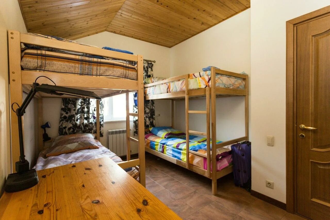 Voyure house life ksu. Комната в лагере. Лагерь с двухэтажными кроватями. Кровати в лагере. Четырехместная комната.
