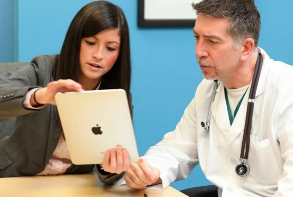 Представитель фармкомпании. Терапевт. Доктор с пациентом. Посещать врача. Врач беседует с пациентом.