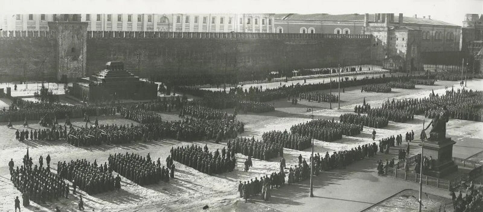 Первомайский парад 1923 года. Первомайский парад 1931 года на красной площади. Парад 1925. Парад 1 мая 1941 года в москве. Парад в орле 1919 год.