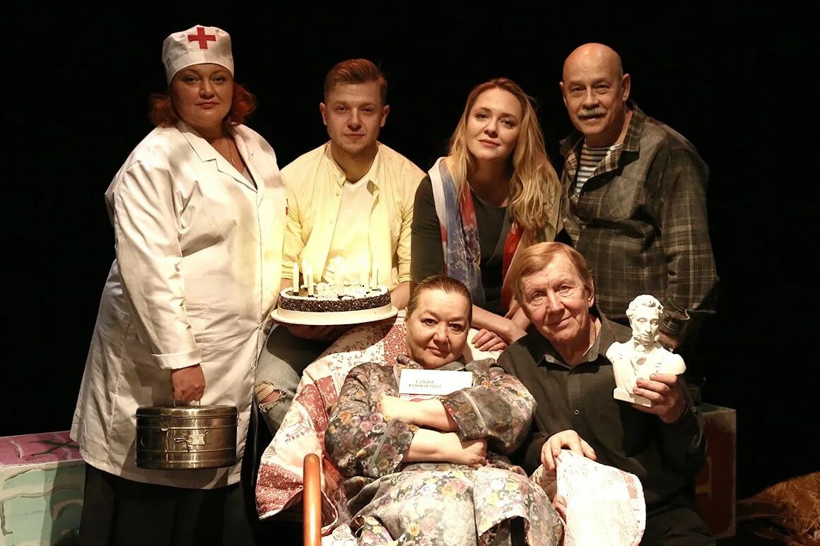 Спектакль никого не оставил равнодушным. Спектакль похороните меня за плинтусом театр. Евгения добровольская мизери. Худрук театра. Тюз рязань.