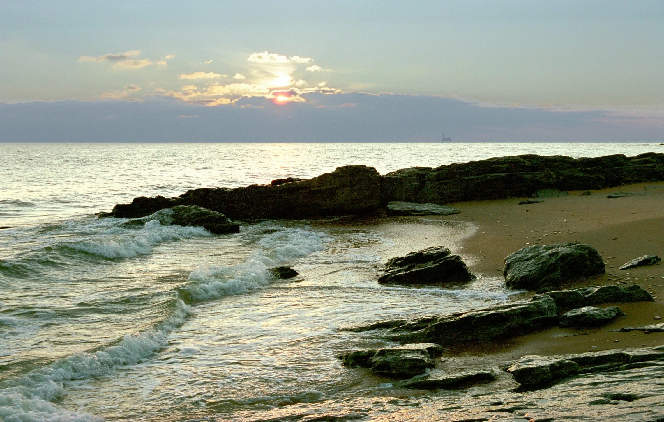 Каспийское море голубая бухта. Каспийское море избербаш. Побережье каспийского моря одно из самых. Каспийском море дербент пейзаж. Каспийское море каспийск.