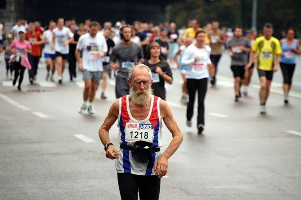 Пожилой марафонец. Пожилой марафонец. Забег санта клаусов литва. Старики бегуны. Старики спортсмены.