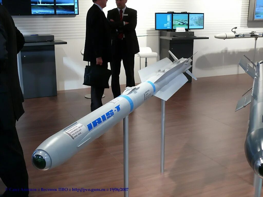 Ракета iris t характеристики. Зенитно-ракетный комплекс iris-t. Ракета iris-t slm. Iris-t ракета «воздух-воздух». Ракета iris-t.