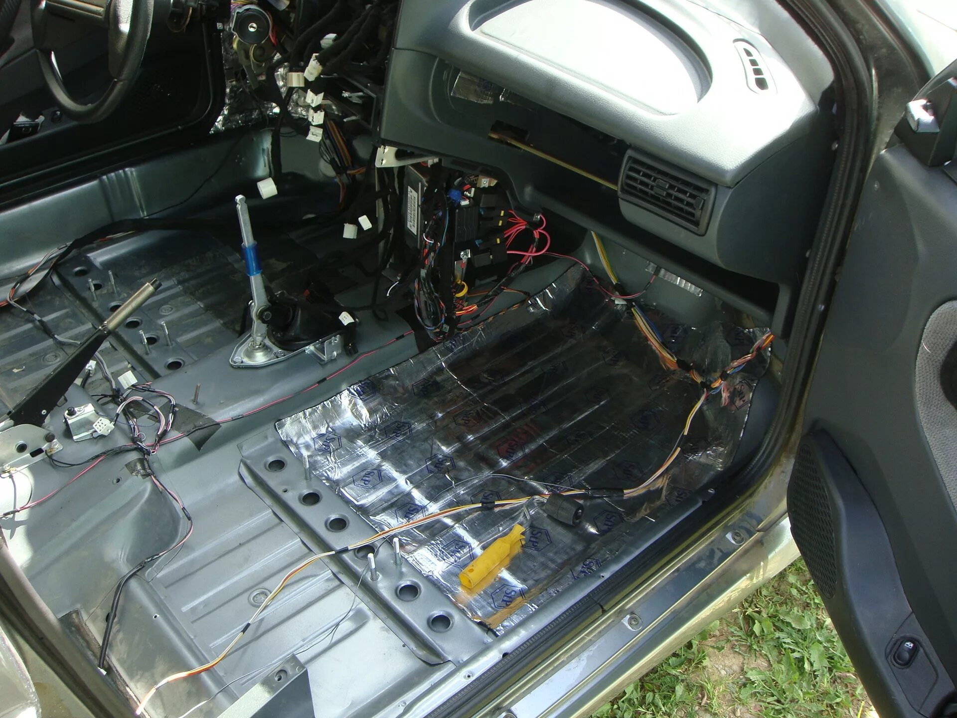 Шумоизоляция пола ваз. Шумка в салоне ваз 2114. Заводская шумоизоляция пола ваз 2114. Шумоизоляция пола ваз. Шумоизоляция пола ваз.