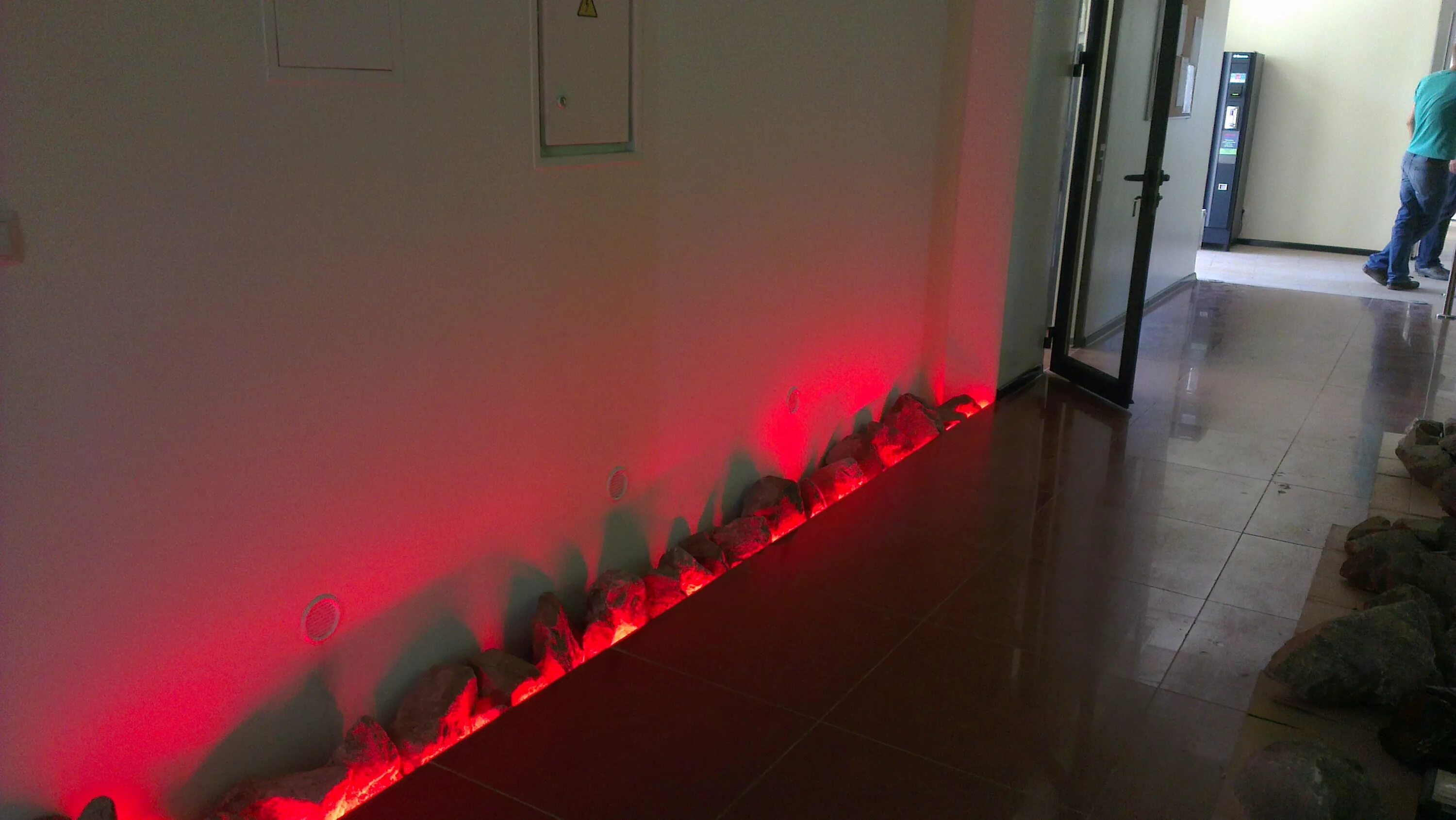 Неоновые лампы на пол. Подсветка прихожей светодиодной лентой. Пол с подсветкой. Как сделать подсветку пола. Светодиодные ленты для подсветки.