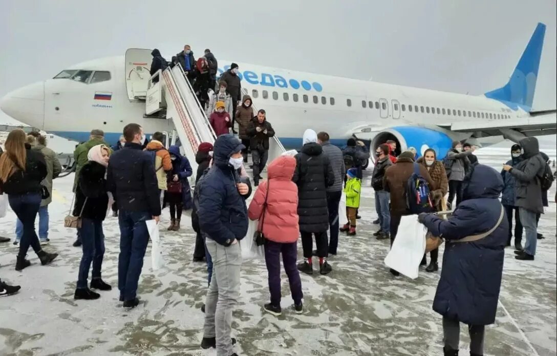 Полет самолета победа. Авиакомпания победа Внуково. Аэропорт Внуково самолет победа. Пассажирский самолет победа. Аэропорт Кострома самолет.