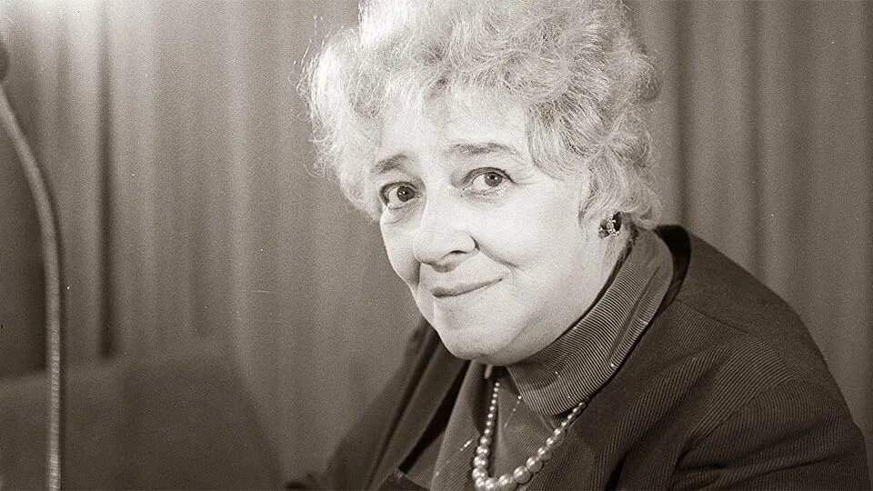 Раневская про. Цитаты красота страшная сила. Раневская про. Фото фаины раневской. Раневская про.