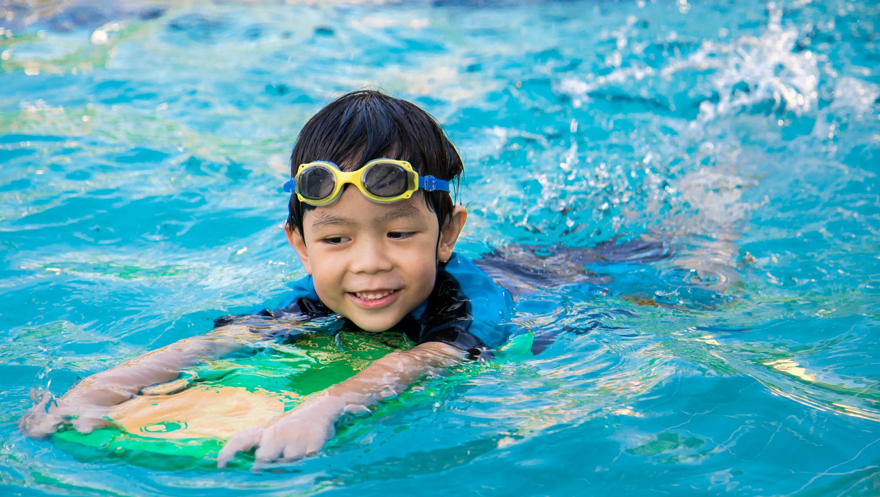 The children are swimming. Мальчик плавает в бассейне. Дети в бассейне. Плавание дети. Дети плавают в бассейне.