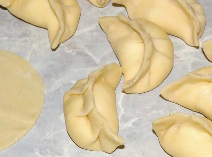 форма для пельменей. форма для лепки вареников. лепка пельменей вручную. формы пельменей вручную. прибор для лепки вареников.