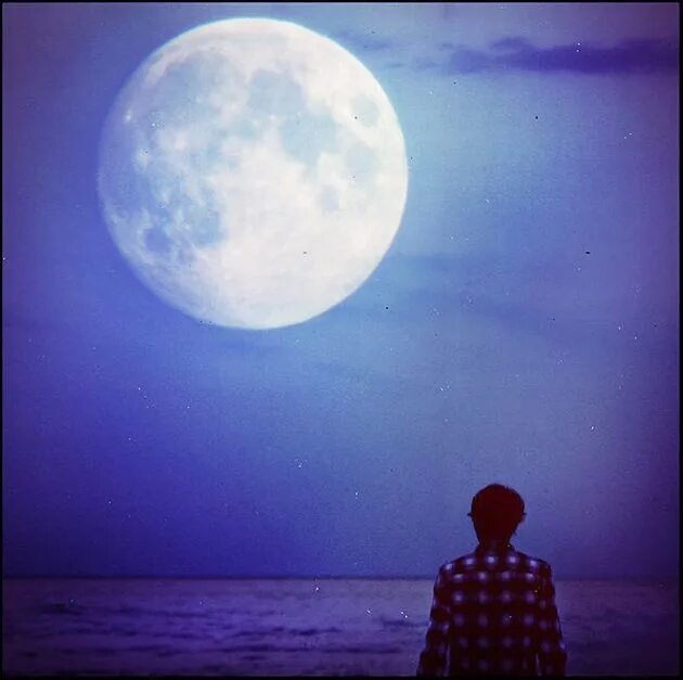 Я смотрю на луну и никак не. Луна одиночество. Одинокий человек и Луна. Парень под луной. Человек на Луне.