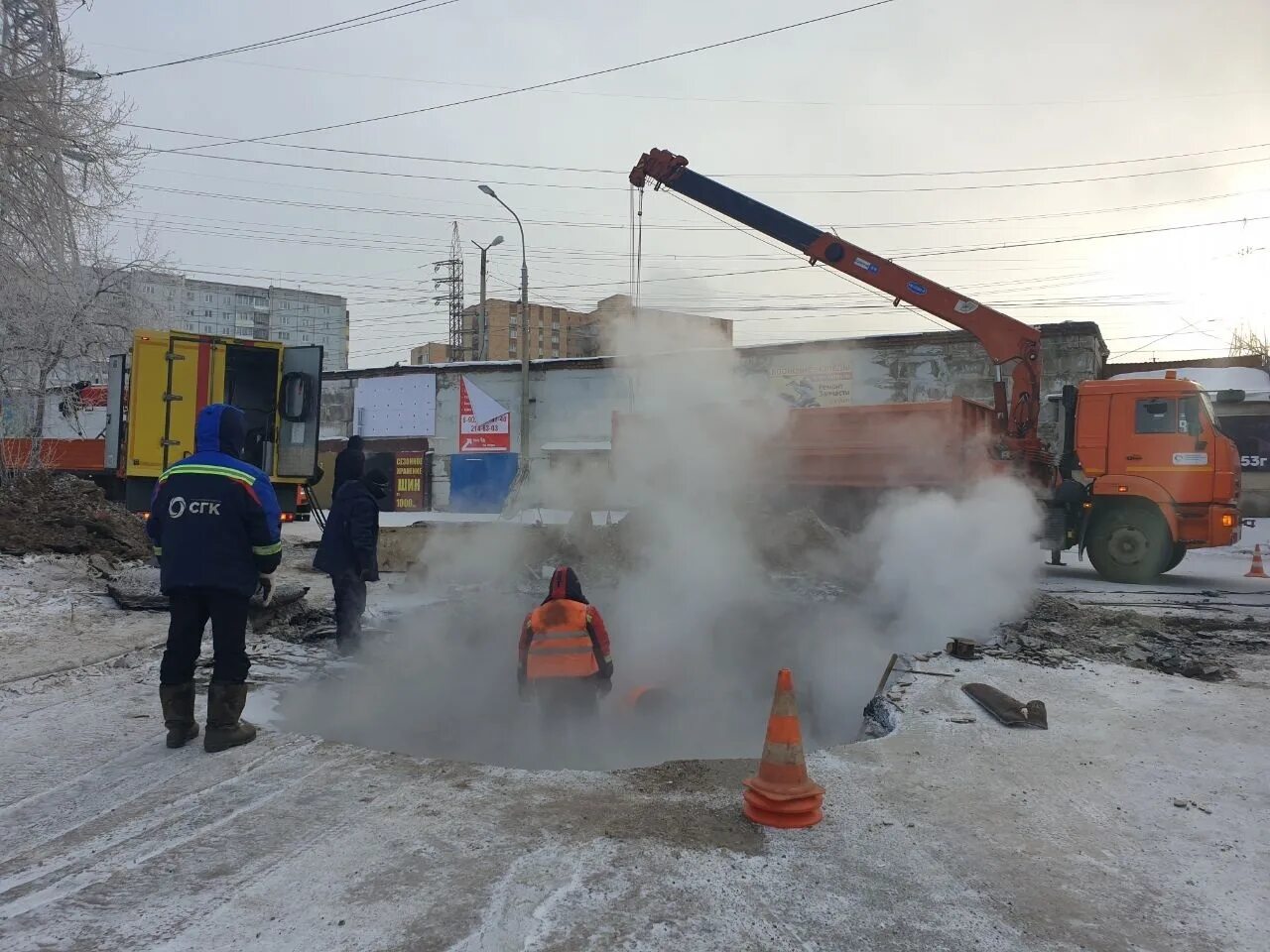 Прорыв теплотрассы. Прорыв трубы теплоснабжения. Прорыв теплосети. Отопительные аварии