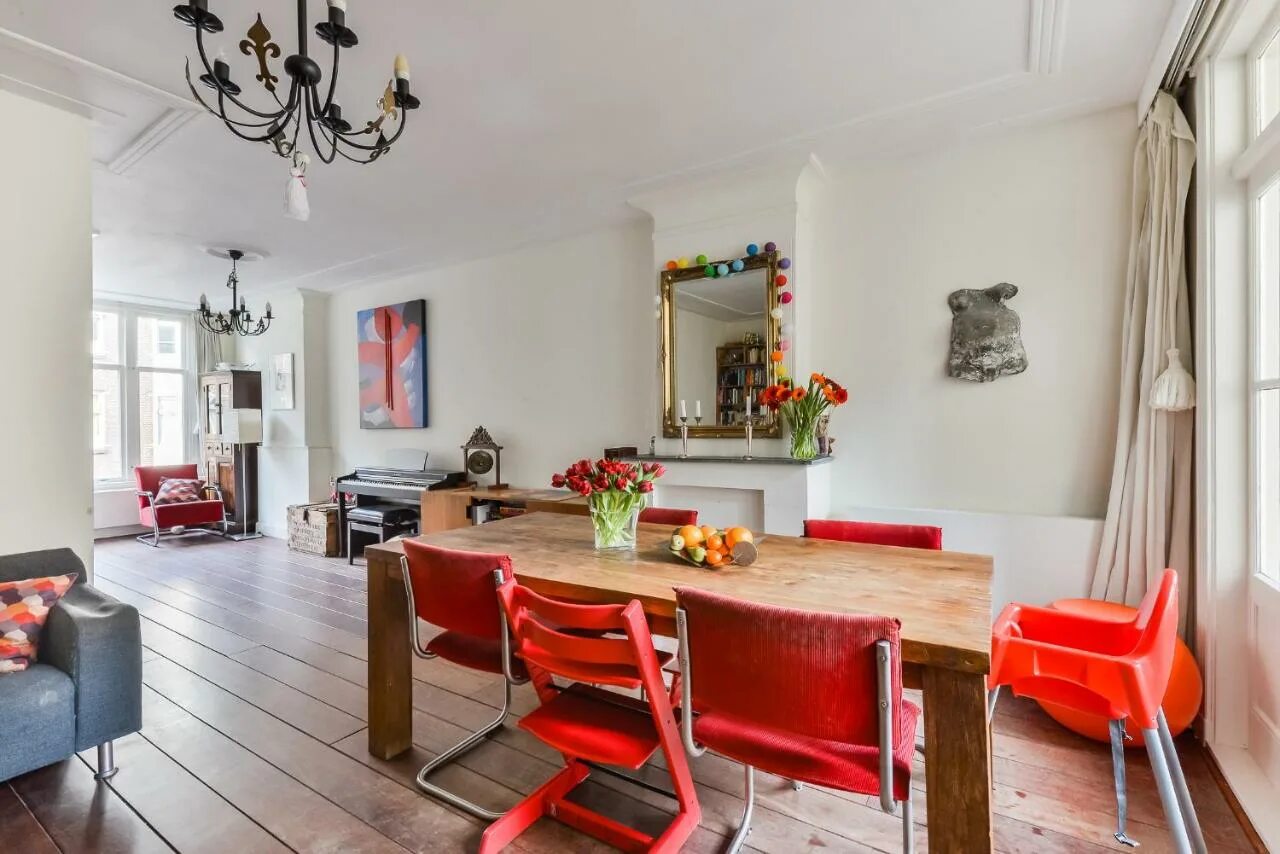 Голландский интерьер квартиры. Голландские квартиры внутри. Квартира в голландском стиле. Голландский интерьер. Типичная квартира в амстердаме.