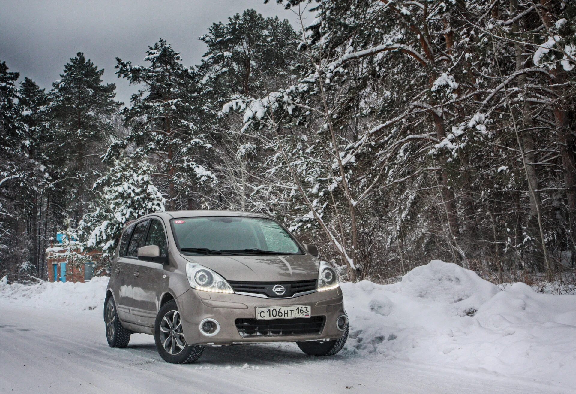 Ниссан ноут серый. Ниссан Kix зима лес. Ниссан т30 в зимнем лесу. Nissan Note серый 2016 на фоне снега.