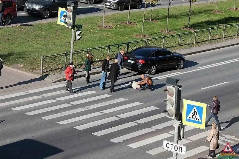 Пешеходный переход. Дорога с пешеходным переходом. Нарушение правил дорожного движения. Нарушение ПДД пешеходом.