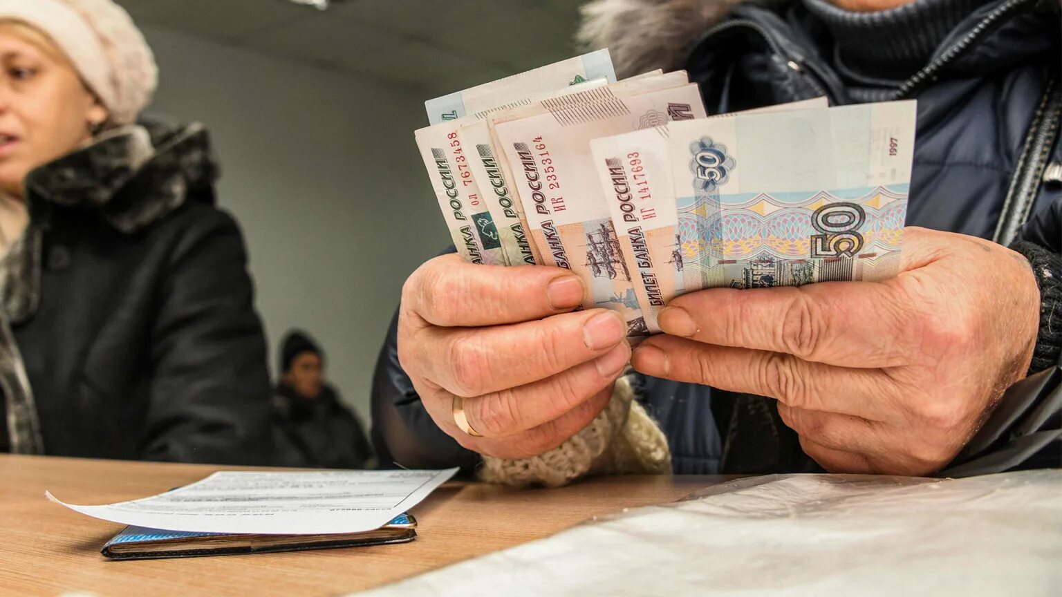 Будут ли выплачиваться пенсии работающим пенсионерам. Выплаты пенсионерам.