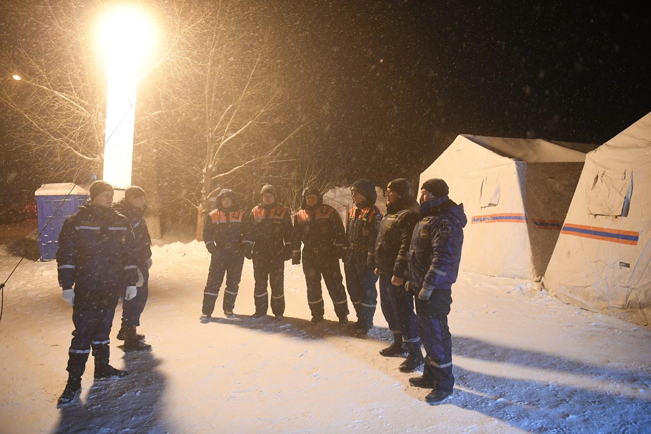 Спасение шахтеров на пионере. Листвяжная шахта горноспасатели. Взрыв на шахте «Листвяжная» (2021). Шахта Листвяжная авария 2021. 2010 Спасение Шахтеров.