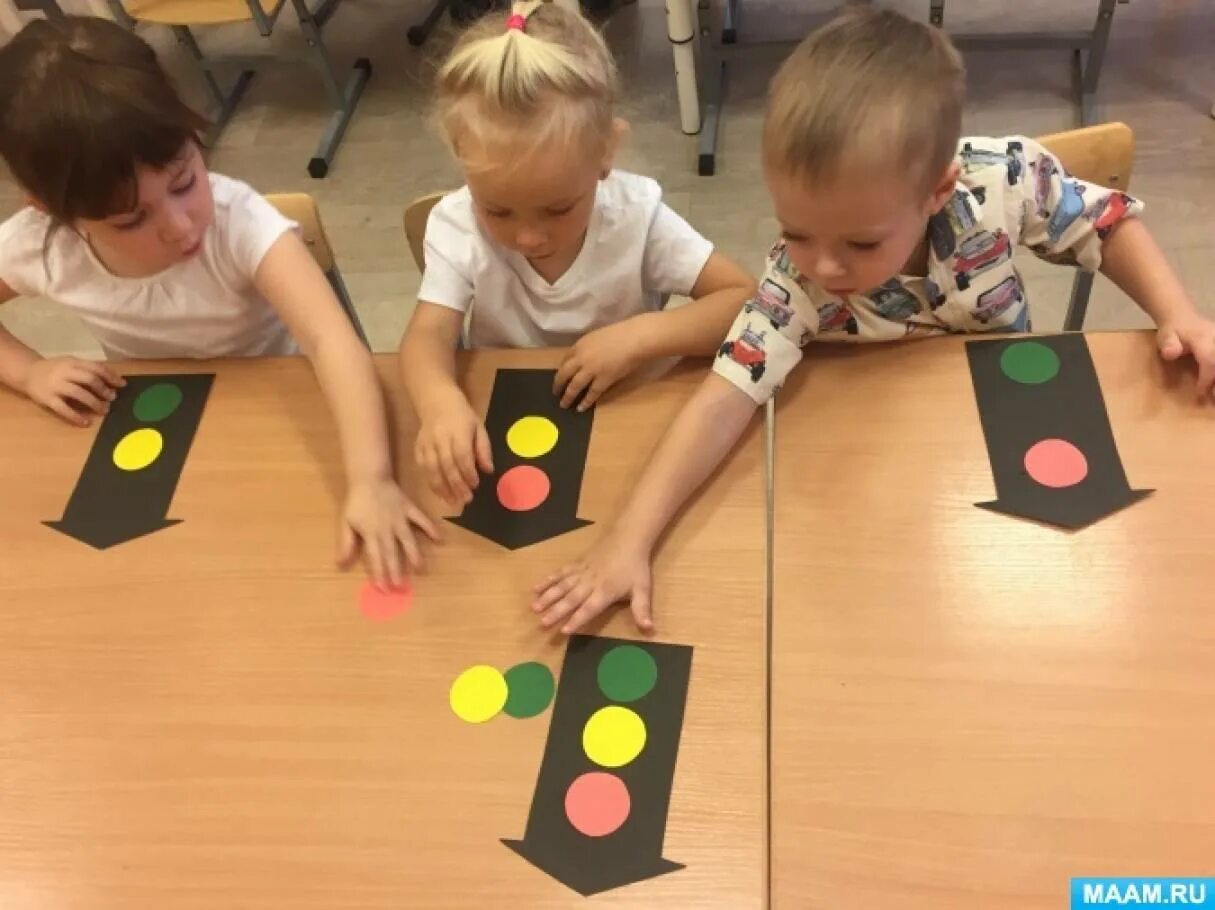 Обж в младшей группе. Неделя безопасности дорожного движения во второй младшей группе. Пдд в младшей группе. Неделя безопасности в детском саду. Фотоотчёт по безопасности в детском саду в младшей группе.