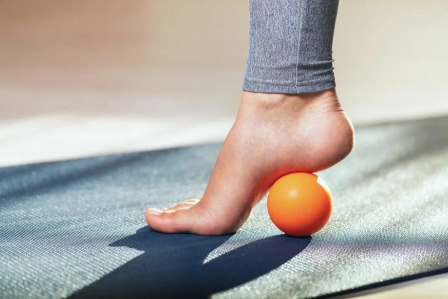 Много шариков на пятках. Шарики для массажа. Снятие напряжения с ног массажным мячом дети. Gym feet