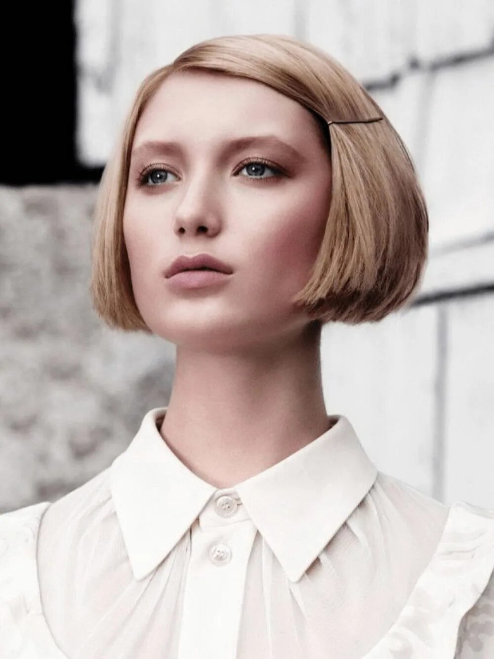 каре шегги с челкой. каре блант боб 2020. каре короче ушей. короткие стрижки на непослушные волосы. укороченный боб с челкой.