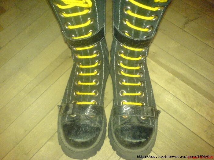 Что обозначают шнурки на берцах. Dr Martens с желтыми шнурками. Берцы с желтыми шнурками. Ботинки с желтыми шнурками. Жёлтые шнурки на берцах.
