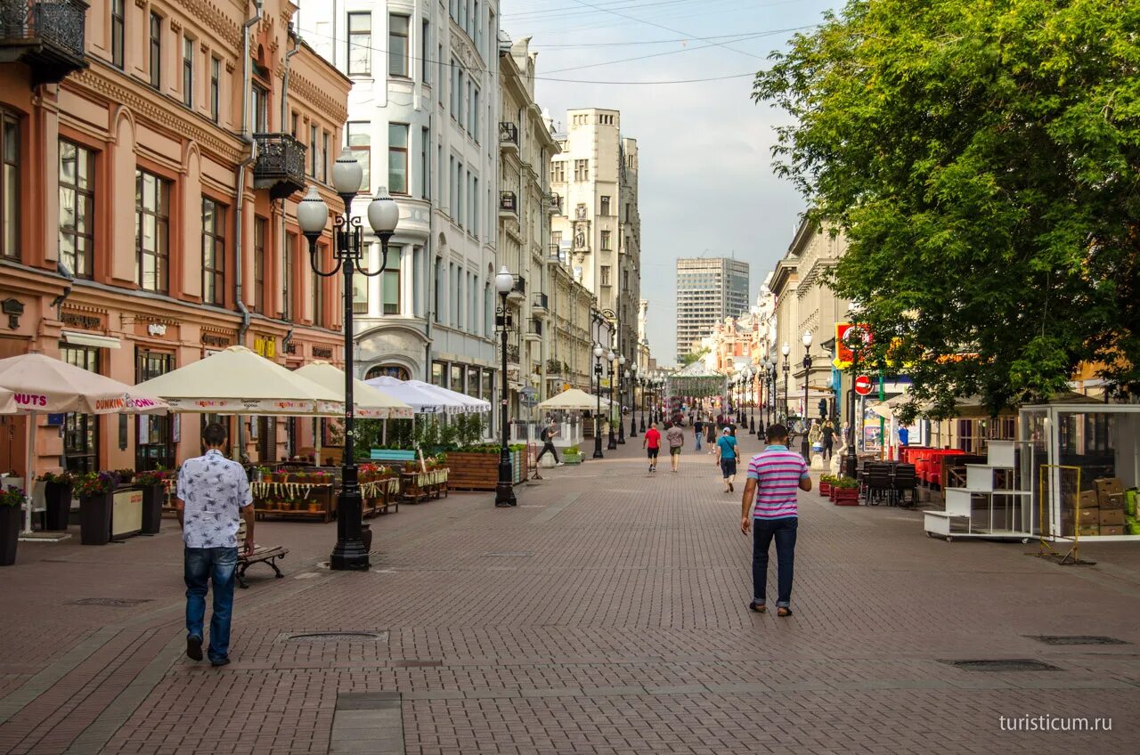 Старый арбат пешеходные улицы москвы. Арбат пешеходная улица. Улица арбат в москве. Старый арбат пешеходные улицы москвы. Улица старый арбат.