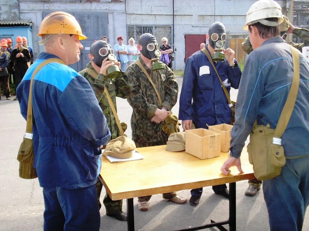 Выдача противогазов. Выдача средств индивидуальной защиты. Выдача СИЗ. Выдача средств индивидуальной защиты работникам. Учения по гражданской обороне.