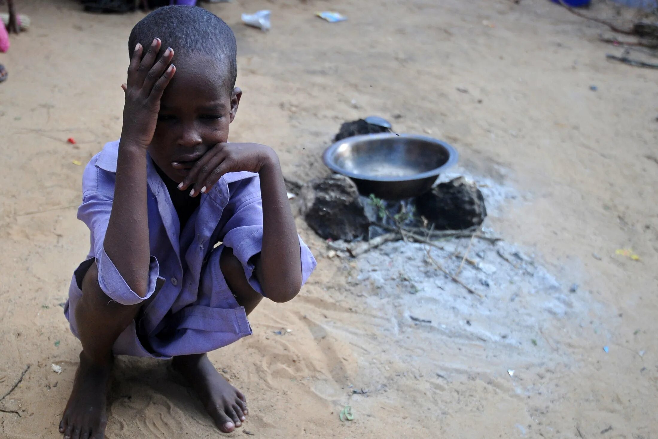Африканские дети голодают.