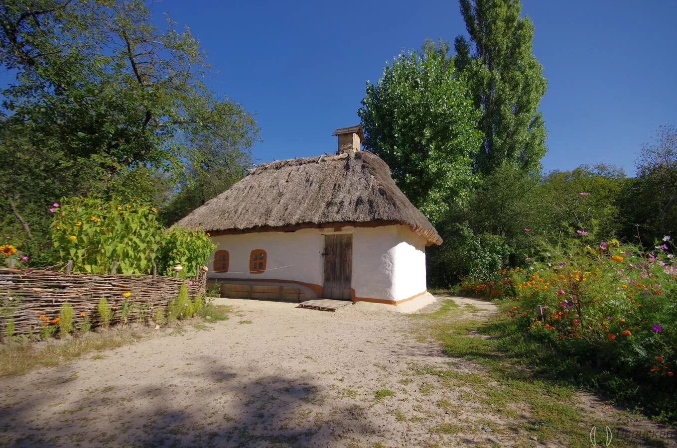 Машина хата. Украинская хата Мазанка. Мазанка архитектура Украины. Украина 2023 Мазанка. Полесская хата.