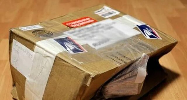 упакованный товар. нарушена упаковка. повреждение упаковки. испорченные коробки на складе. нарушение целостности упаковки товара.