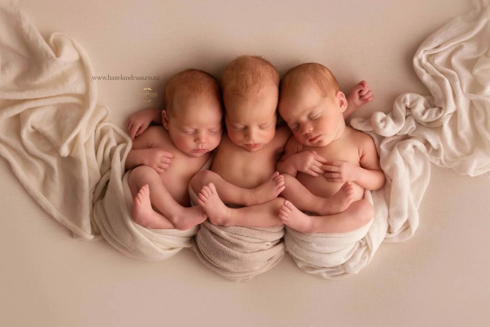 Тройняшки малыши. Двойня тройня. Тройняшки мироненко. Близнецы тройня. Фотосессия с тройняшками.