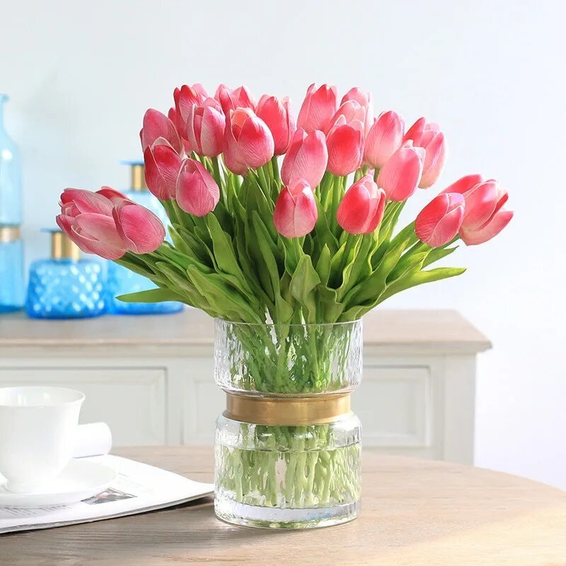 Нужно ли подрезать тюльпаны в вазе. Реал тач цветы. Тюльпаны в вазе. Ваза с тюльпанами. Букет тюльпанов в вазе.