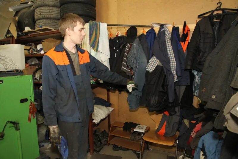 Обокрали в гардероб. Одел чужую куртку. Куртка для воровства. Брошюра гигиена одежды и обуви. Рейды в электричках пенза.