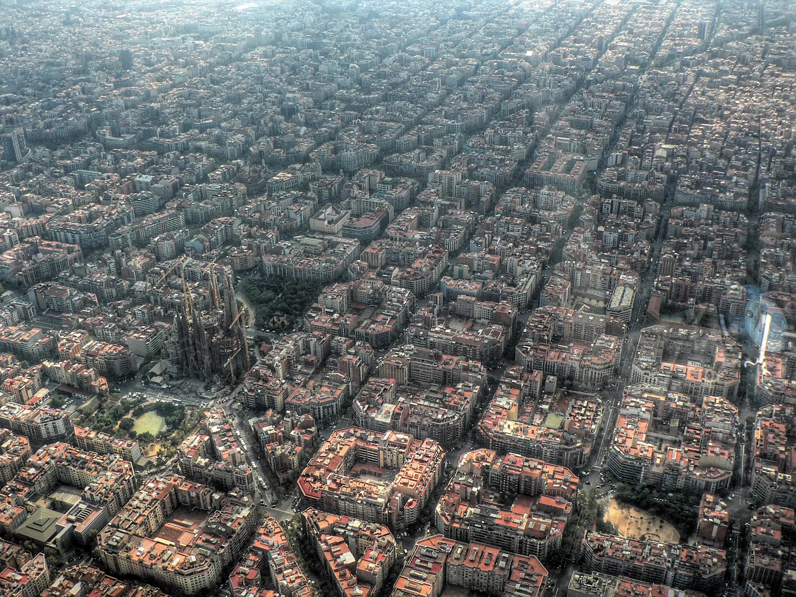 Самый большой город на земле. Район Эшампле в Барселоне. Барселона с высоты птичьего полета. Эшампле Барселона вид сверху. Барселона город с высоты птичьего полета.