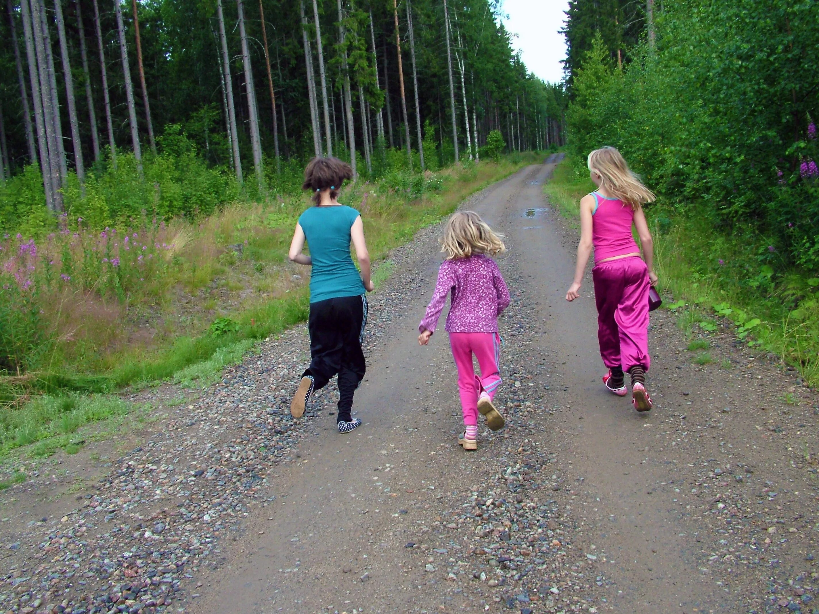 В 6 погуляем. Дети идут по тропинке. Прогулки босиком. Дети гуляют в лесу. Босоногие прогулки дети.