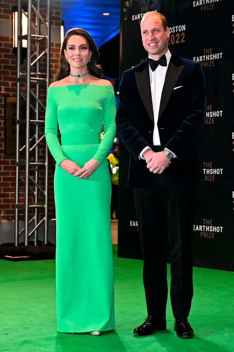Кейт миллион новости. Кейт Мидлтон в зеленом 2022. Наряды Кейт Миддлтон 2022. Кейт Мидлтон в зеленом платье. Kate Middleton Green Dress.