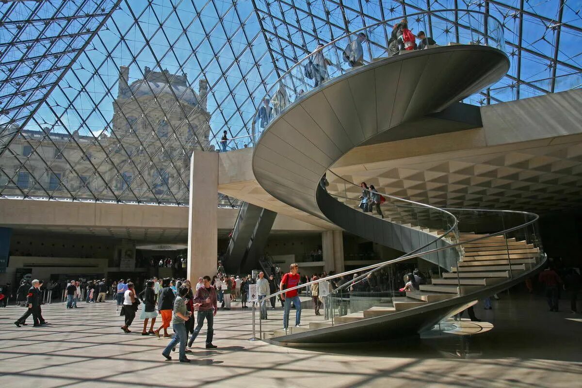 Какие самые известные музеи. Музеи. Лувр. Париж. Музей Лувр в Париже внутри. Пирамида Лувра в Париже что внутри. Лувр Париж пирамида внутри.