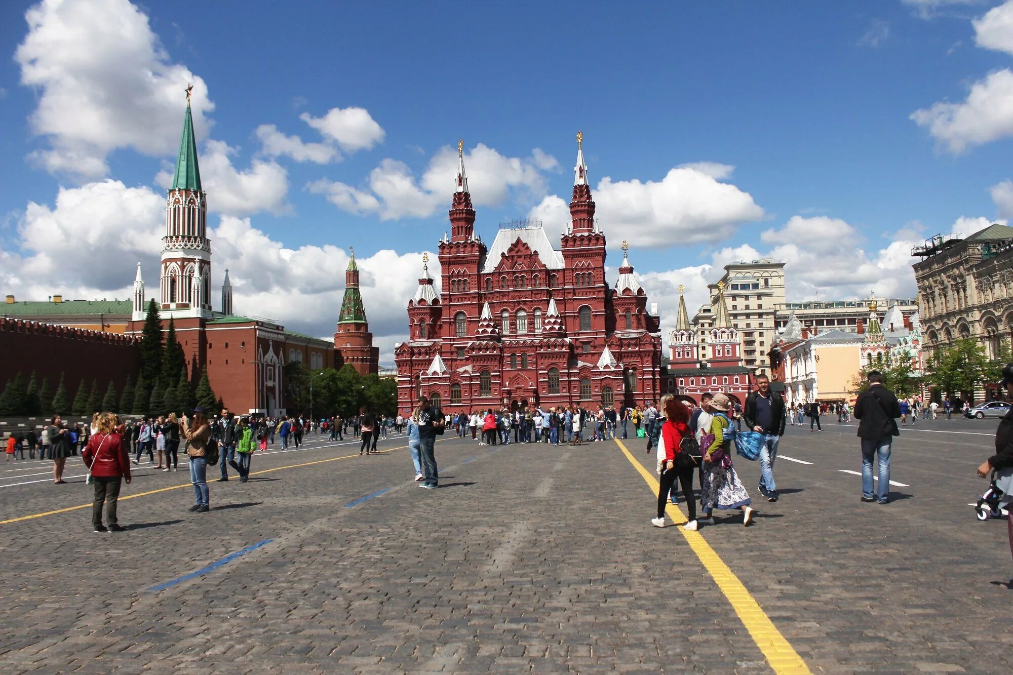 Москва фотки людей. Красная площадь площадь в км2. Москва красная площадь люди. Красная площадь много людей. Красная площадь летом.