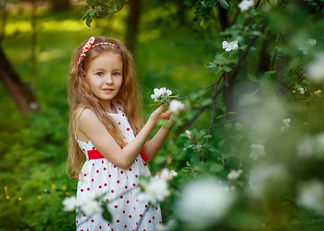 Девчонка лет 5. Дети и природа. Детская фотосессия на природе. Детская фотосессия на природе летом. Весенняя фотосессия для детей.