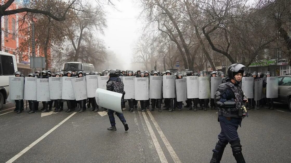 На украине ввели чп. Протесты в Казахстане. Протесты в Казахстане 2022. Обезглавленные милиционеры Казахстан. Чрезвычайное положение.