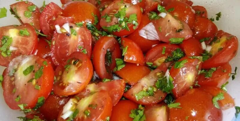 Закусочные помидоры с чесноком и зеленью быстрого. Помидоры с чесноком и зеленью. закуска из помидоров с чесноком и зеленью. помидоры в маринаде быстрого приготовления. маринованные помидоры быстрого приготовления с чесноком и зеленью.