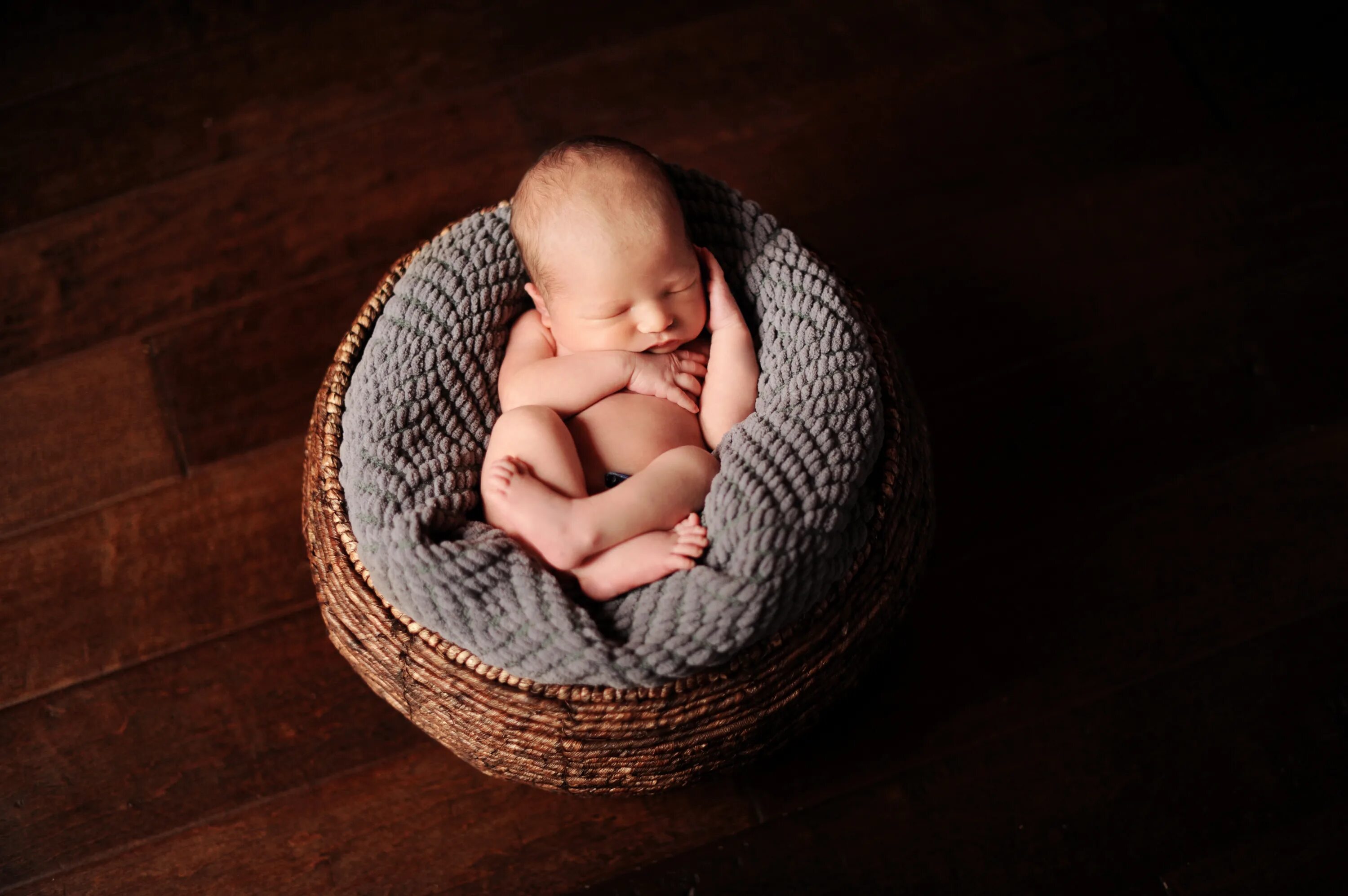 New born 2. Бэби Ньюборн. Младенец в корзинке. Фотосессия младенцев. Фотосессия новорожденного в корзине.