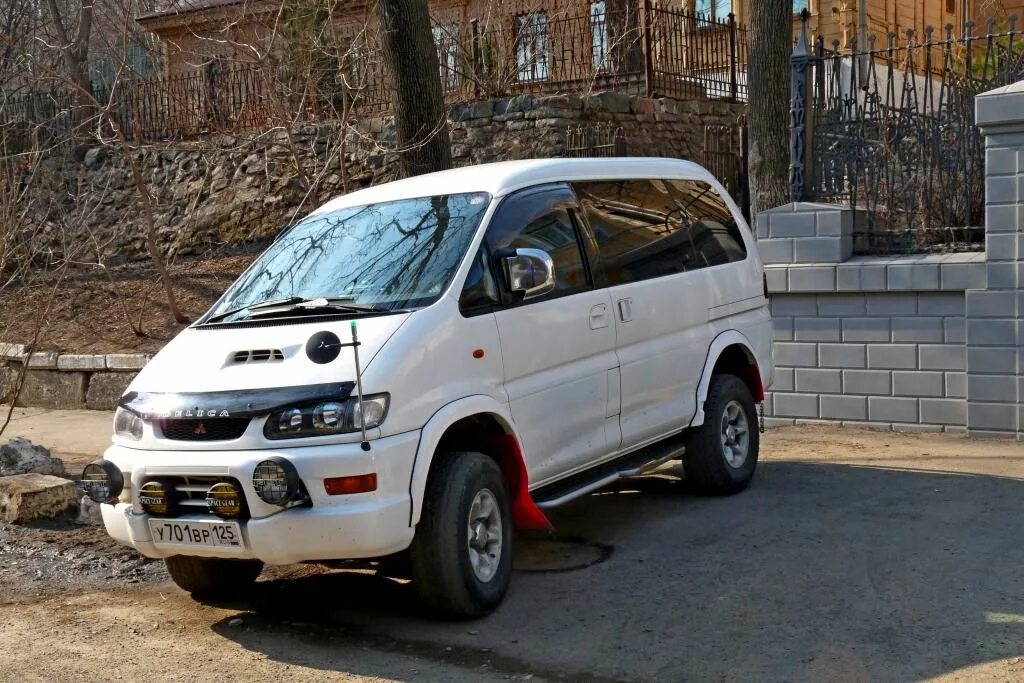 Купить авто владивостоке с документами. Делика Рестайлинг. Mitsubishi l400 2022. Митсубиси Делика lo-35gw. Габаритная антенна Delica l400.