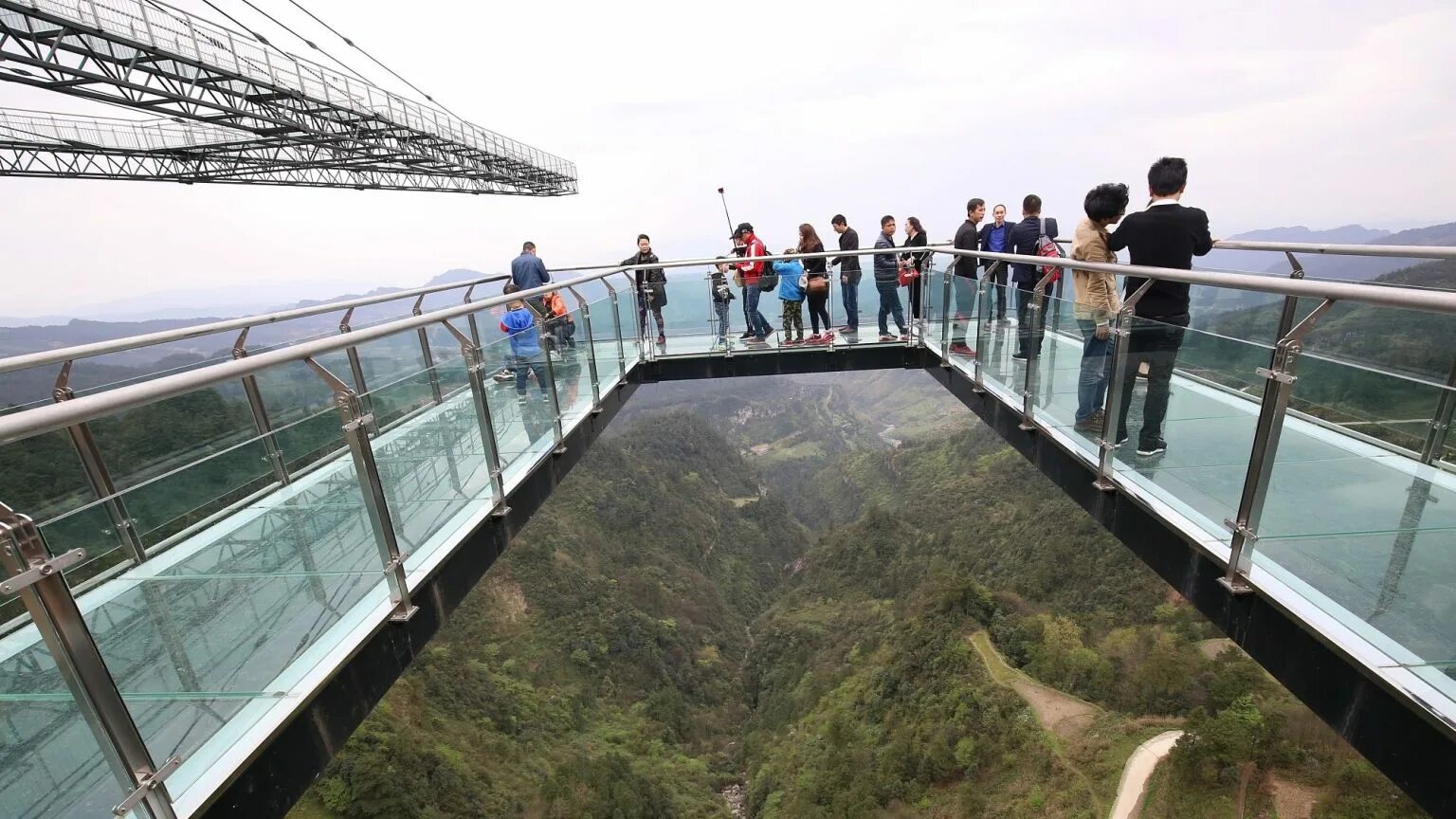 Стеклянный мост в провинции хунань. Transparent bridge. Стеклянный мост чжанцзяцзе. Деревянный мост. Transparent bridge.