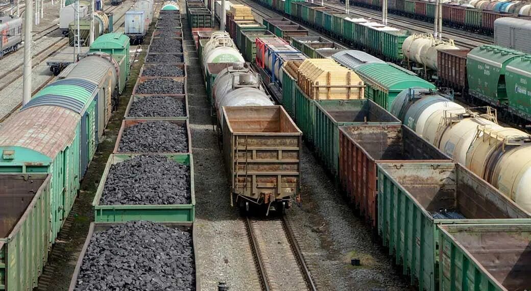 Полувагон пгк. Вагоны промышленного транспорта. Грузовые вагоны полувагоны. В грузовых поездах из порожних вагонов. Грузовые вагоны полувагоны.