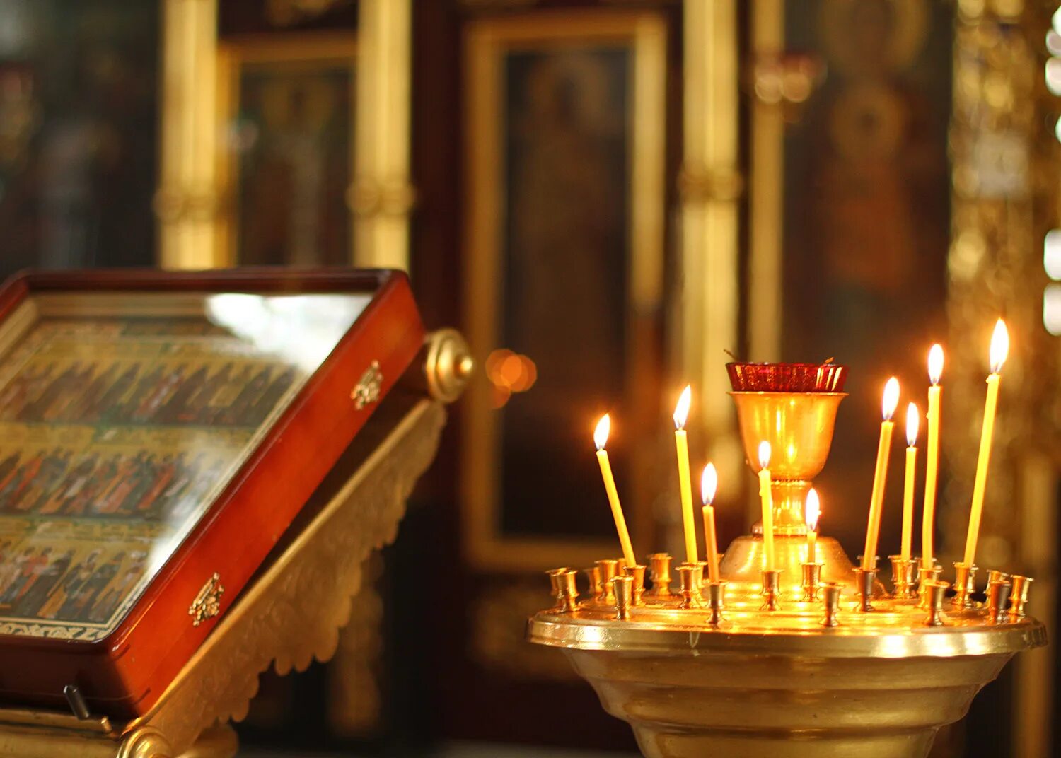 свеча церковь икона. горящие свечи перед иконой. сорокоуст. сорокоуст в церкви. свечка сорокоуст.