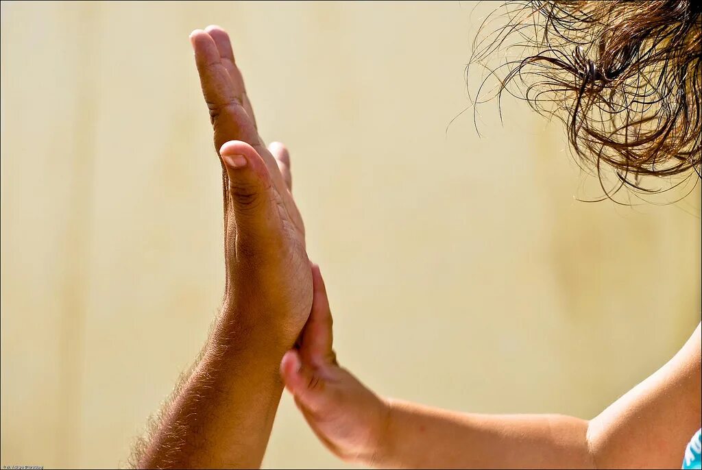 медитация мужчина и женщина. телесный друг. телесный друг. прикосновение к коже. прикосновение рук.