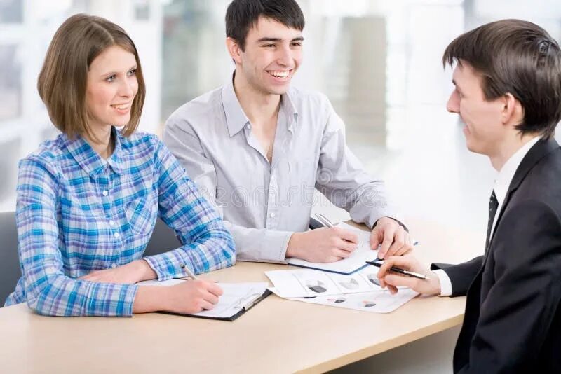 Банк записывает разговор. Семья в банке. фото семья в банке. office debt collection images.