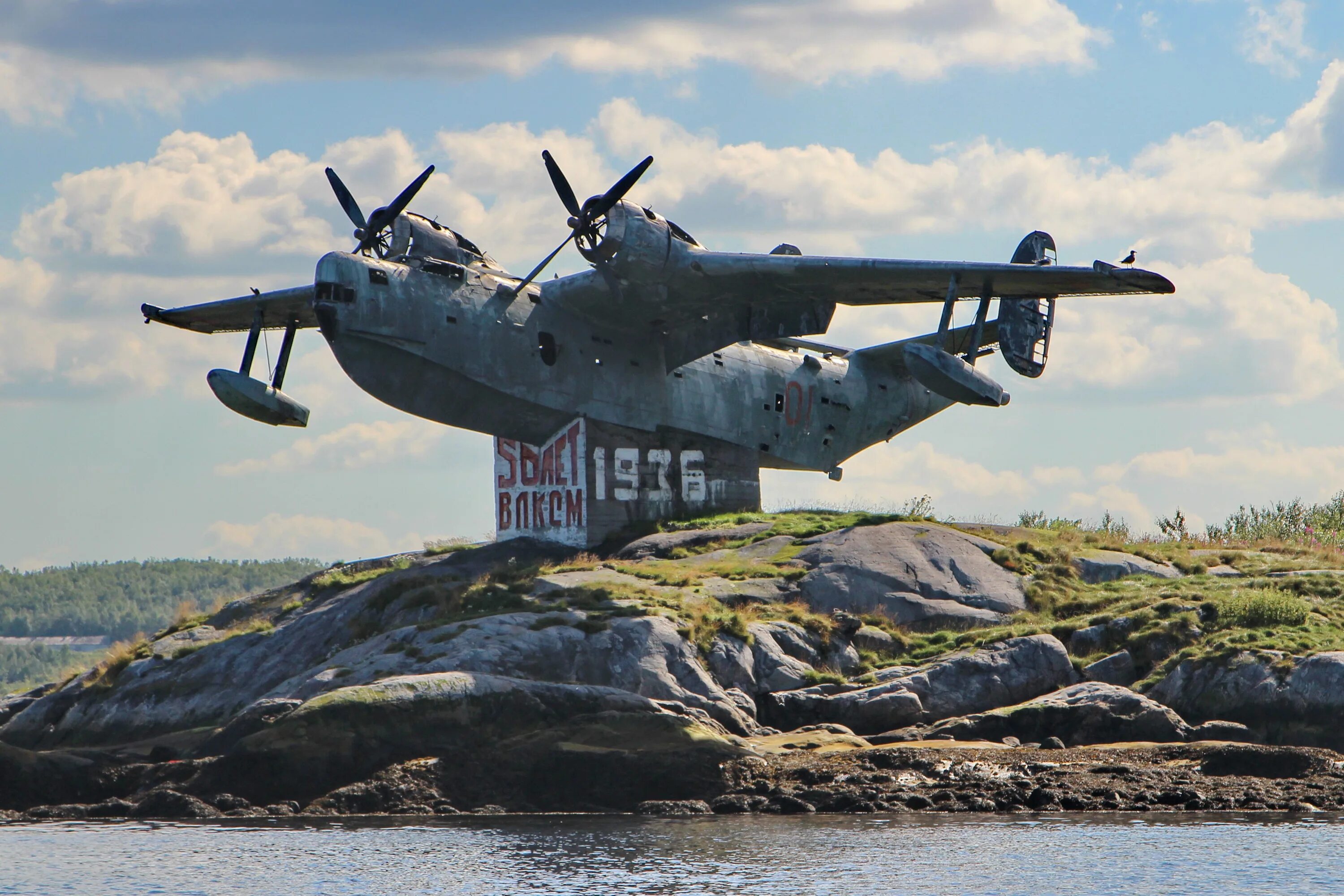 Б 6 самолет. Самолёт амфибия бе-12. Самолет-амфибия бе-6. Донузлав памятник бе 6. Бе-6 гидросамолёт Сафоново.