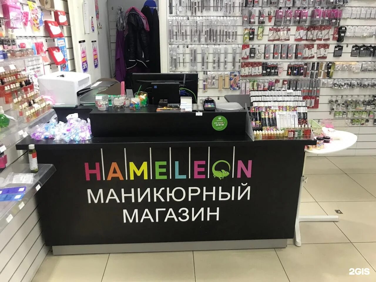 Хамелеон маникюрный новосибирск. Вывески ногтевого магазина. Хамелеон маникюрный магазин. Вывеска магазина с материалами для ногтей. Магазин хамелеон для маникюра.